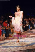 Model walk the ramp for Tarun Tahiliani_s Show on LIFW Day 5 on 22nd Sep 2009 (49).JPG